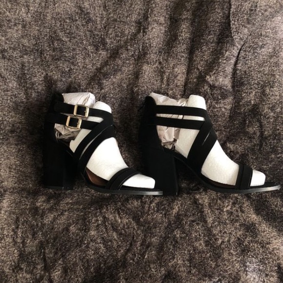 Heels - Picture 4 of 4